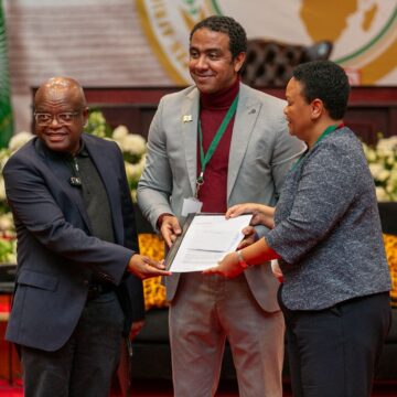 Au nom de la jeunesse du continent, un Égyptien remet les conclusions du Forum de la Jeunesse à la maire de Johannesburg