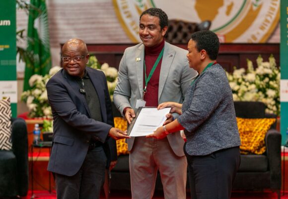 Au nom de la jeunesse du continent, un Égyptien remet les conclusions du Forum de la Jeunesse à la maire de Johannesburg