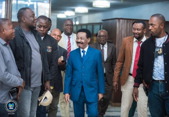 WhatsApp-Image-2026-01-09-at-7.27.07-PM L’Assemblée nationale de la RDC a lancé officiellement la procédure de capture pour l’obtention de passeports diplomatiques pour les députés nationaux.