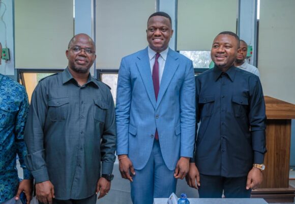 UNIKIN : L&rsquo;Hon. Nkoy Wembo sanctionné avec  la grande distinction après la défense de son mémoire de DES intitulé  « Le bloc de constitutionnalité en droit comparé français et congolais. »