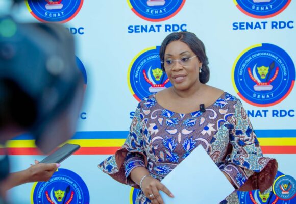 RDC : Le Bureau du Sénat fait le Ponce Pilate à la sortie médiatique de Bahati Lukwebo sur le changement de la constitution. communiqué lue par le Rapporteur Néfertiti Ngundianza.