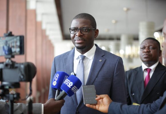 ASS. NAT. Hon Eric TSHIKUMA dépose deux propositions de loi jumelles au Bureau de l’Assemblée nationale