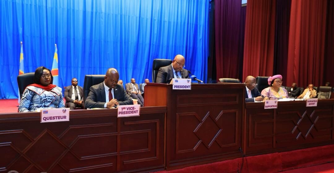 Plénière de l’Assemblée nationale : Aimé BOJI SANGARA condamne les massacres en Ituri et salue la qualification des Léopards, sur fond de contrôle parlementaire.