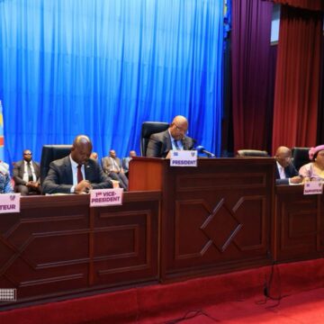 Plénière de l’Assemblée nationale : Aimé BOJI SANGARA condamne les massacres en Ituri et salue la qualification des Léopards, sur fond de contrôle parlementaire.