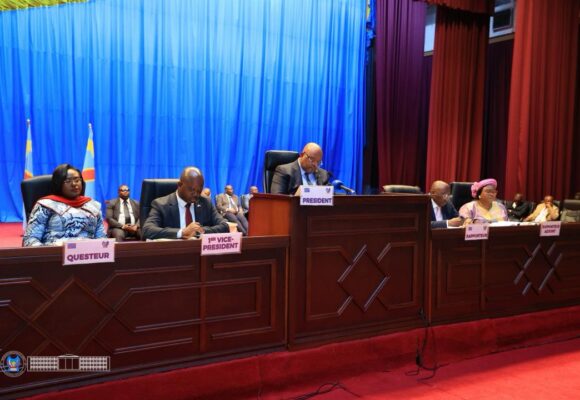 Plénière de l’Assemblée nationale : Aimé BOJI SANGARA condamne les massacres en Ituri et salue la qualification des Léopards, sur fond de contrôle parlementaire.