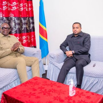 RDC / BAS-UELE : ARRIVÉE DU MINISTRE NATIONAL DES MINES À BUTA ET ACCUEIL TRIOMPHAL PAR LE GOUVERNEUR ET LA POPULATION.