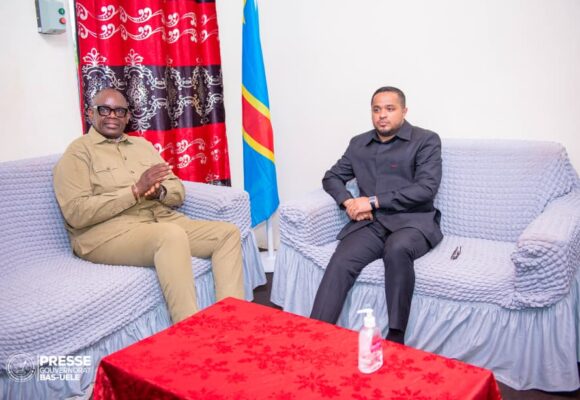 RDC / BAS-UELE : ARRIVÉE DU MINISTRE NATIONAL DES MINES À BUTA ET ACCUEIL TRIOMPHAL PAR LE GOUVERNEUR ET LA POPULATION.