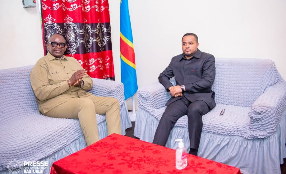 RDC / BAS-UELE : ARRIVÉE DU MINISTRE NATIONAL DES MINES À BUTA ET ACCUEIL TRIOMPHAL PAR LE GOUVERNEUR ET LA POPULATION.