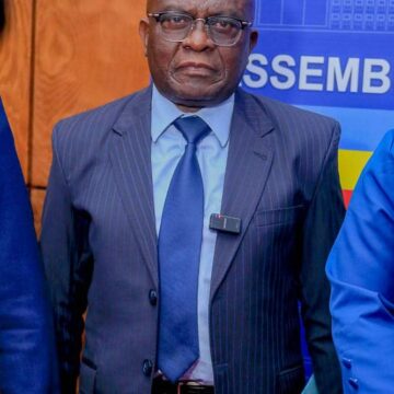 AN : SOUS LA CONDUITE DE L’HONORABLE MIKINDO, LA COMMISSION DÉFENSE ET SÉCURITÉ DÉPOSE UN RAPPORT STRATÉGIQUE SUR DES QUESTIONS SENSIBLES ENTRE LES MAINS DU PRÉSIDENT DE L&rsquo;ASSEMBLEE NATIONALE L&rsquo;HONORABLE AIMÉ BOJI SANGARA.