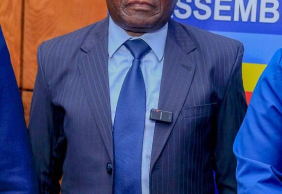 AN : SOUS LA CONDUITE DE L’HONORABLE MIKINDO, LA COMMISSION DÉFENSE ET SÉCURITÉ DÉPOSE UN RAPPORT STRATÉGIQUE SUR DES QUESTIONS SENSIBLES ENTRE LES MAINS DU PRÉSIDENT DE L&rsquo;ASSEMBLEE NATIONALE L&rsquo;HONORABLE AIMÉ BOJI SANGARA.