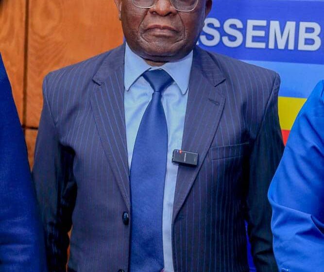 AN : SOUS LA CONDUITE DE L’HONORABLE MIKINDO, LA COMMISSION DÉFENSE ET SÉCURITÉ DÉPOSE UN RAPPORT STRATÉGIQUE SUR DES QUESTIONS SENSIBLES ENTRE LES MAINS DU PRÉSIDENT DE L&rsquo;ASSEMBLEE NATIONALE L&rsquo;HONORABLE AIMÉ BOJI SANGARA.