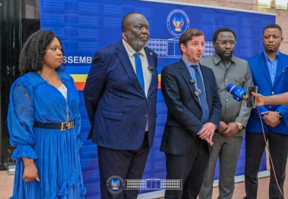 ASSEMBLÉE NATIONALE : SÉANCE D&rsquo;INFORMATION PARLEMENTAIRE AVEC LE DÉPUTÉ FRANÇAIS AURÉLIEN TACHÉ ET PLAIDOYER POUR UN NOUVEAU PARTENARIAT RDC–FRANCE.