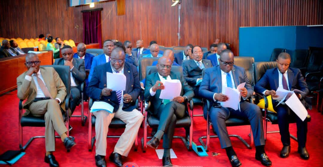 AN: ADOPTION DES CONCLUSIONS DES RAPPORTS DE LA COMMISSION MIXTE RELATIVES AUX ACCORDS RDC-USA ET RDC-RWANDA, AINSI QUE DE LA COMMISSION DÉFENSE ET SÉCURITÉ SUR L&rsquo;AUDITION DE SEPT MEMBRES DU GOUVERNEMENT.