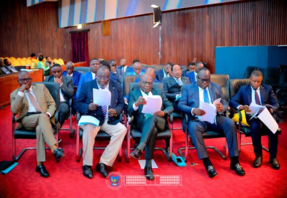 AN: ADOPTION DES CONCLUSIONS DES RAPPORTS DE LA COMMISSION MIXTE RELATIVES AUX ACCORDS RDC-USA ET RDC-RWANDA, AINSI QUE DE LA COMMISSION DÉFENSE ET SÉCURITÉ SUR L&rsquo;AUDITION DE SEPT MEMBRES DU GOUVERNEMENT.