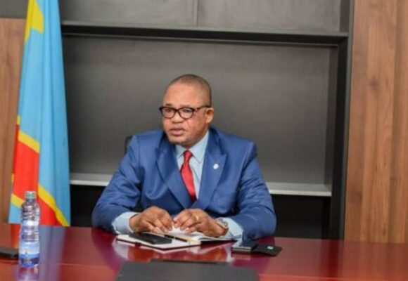 Ass Nat : Une motion d&rsquo;information présentée par l&rsquo;hon Kazadi Kankonde pour exprimer l&rsquo;indignation face à l’empêchement du député Daniel Aselo de voyager.