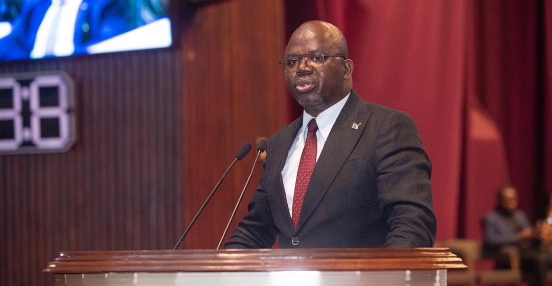 FOCUS DE LA SEMAINE: ASSEMBLÉE NATIONALE : LE PREMIER VICE-PRÉSIDENT, PROF. ISAAC JC TSHILUMBAYI SOUTIENT LA RÉFORME  DE LA LOI-CADRE SUR L&rsquo;ENSEIGNEMENT NATIONAL ET LE RENFORCEMENT DE L&rsquo;USAGE DE L&rsquo;ANGLAIS.