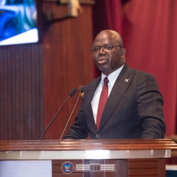 FOCUS DE LA SEMAINE: ASSEMBLÉE NATIONALE : LE PREMIER VICE-PRÉSIDENT, PROF. ISAAC JC TSHILUMBAYI SOUTIENT LA RÉFORME  DE LA LOI-CADRE SUR L&rsquo;ENSEIGNEMENT NATIONAL ET LE RENFORCEMENT DE L&rsquo;USAGE DE L&rsquo;ANGLAIS.