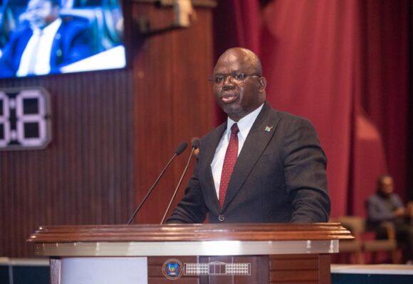 FOCUS DE LA SEMAINE: ASSEMBLÉE NATIONALE : LE PREMIER VICE-PRÉSIDENT, PROF. ISAAC JC TSHILUMBAYI SOUTIENT LA RÉFORME  DE LA LOI-CADRE SUR L&rsquo;ENSEIGNEMENT NATIONAL ET LE RENFORCEMENT DE L&rsquo;USAGE DE L&rsquo;ANGLAIS.