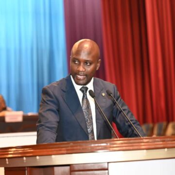 Kombi Pendani Bosco Ass. Nat : Le Porte Parole de Kasindi,l’hon Kombi Pendani Bosco a plaidé pour l’éclairage public lors du débat en présence du ministre de tutelle.
