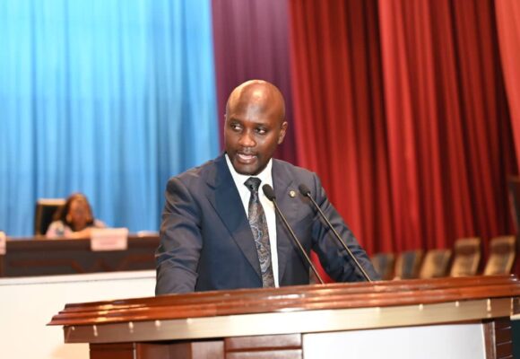 Ass. Nat : Le Porte Parole de Kasindi,l’hon Kombi Pendani Bosco a plaidé pour l&rsquo;éclairage public lors du débat en présence du ministre de tutelle.