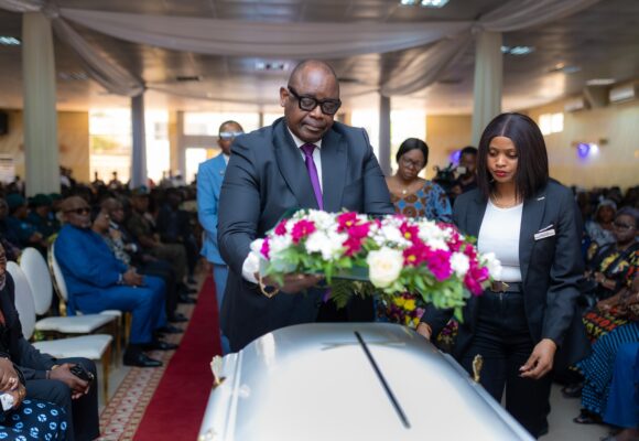LOUIS WATUM KABAMBA REND UN DERNIER HOMMAGE À ELVIS WANGELA MPOKO.