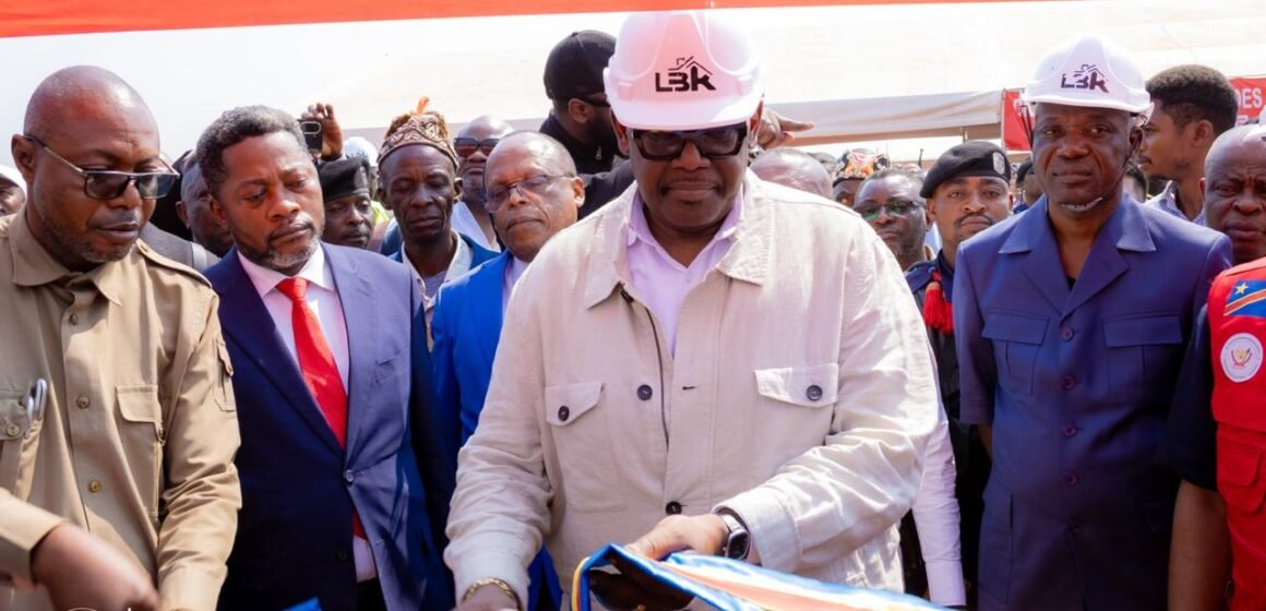 Kasaï-Oriental : accueilli par une foule immense à Mbuji-Mayi, Louis Watum Kabamba lance les activités de prospection géologique du projet MICKA et relance le rêve minier du Grand Kasaï.