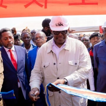 Kasaï-Oriental : accueilli par une foule immense à Mbuji-Mayi, Louis Watum Kabamba lance les activités de prospection géologique du projet MICKA et relance le rêve minier du Grand Kasaï.