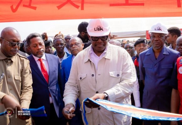 Kasaï-Oriental : accueilli par une foule immense à Mbuji-Mayi, Louis Watum Kabamba lance les activités de prospection géologique du projet MICKA et relance le rêve minier du Grand Kasaï.