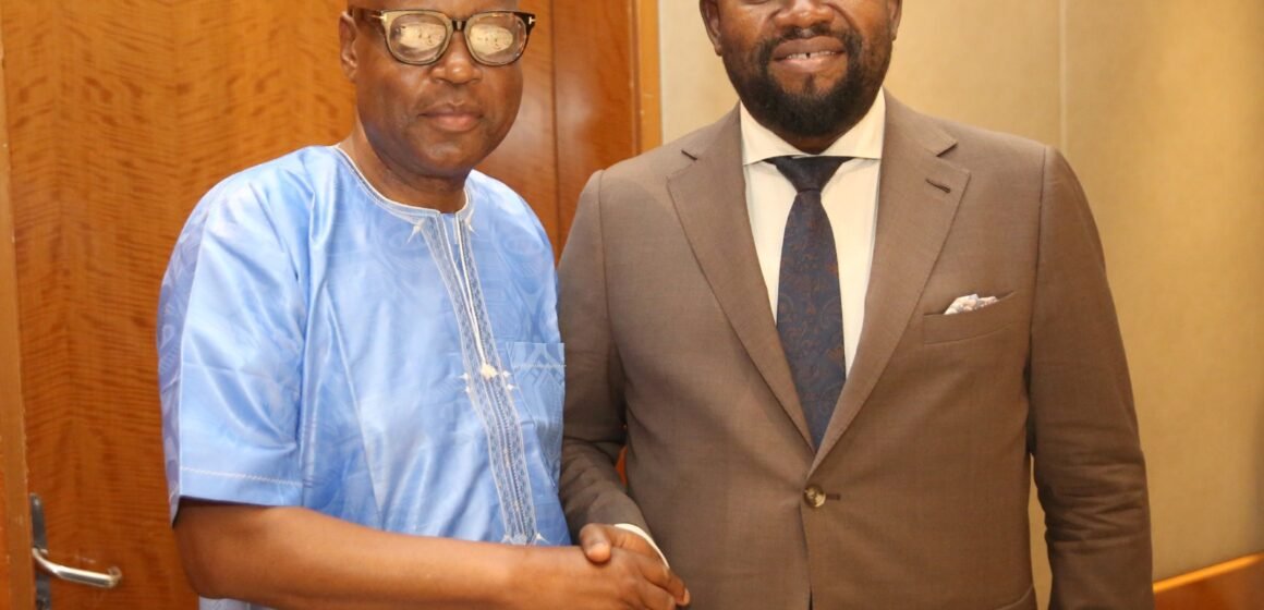 GENÈVE,  En marge 62 ieme Conseil de DH. L&rsquo;ambassadeur de Paix Bokaba Bopetso Pipina récompensé en présence de Samuel Mbemba ministre de Droits humains.