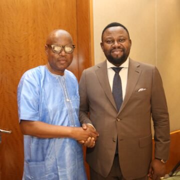 1000792899 GENÈVE, En marge 62 ieme Conseil de DH. L’ambassadeur de Paix Bokaba Bopetso Pipina récompensé en présence de Samuel Mbemba ministre de Droits humains.