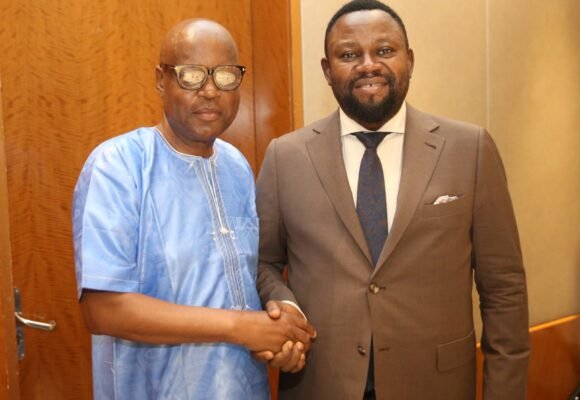 1000792899 GENÈVE, En marge 62 ieme Conseil de DH. L’ambassadeur de Paix Bokaba Bopetso Pipina récompensé en présence de Samuel Mbemba ministre de Droits humains.