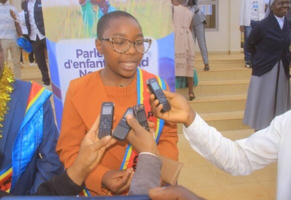 Nord-Kivu : Le Parlement d&rsquo;enfants Butembo-Lubero dénonce le recrutement des mineurs par les groupes armés et appelle à leur libération.