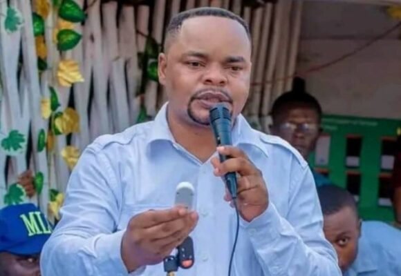 Ass. Nat . Hon Peter Lopose   defend la cause de Bolomba et accuse les services de Communication.