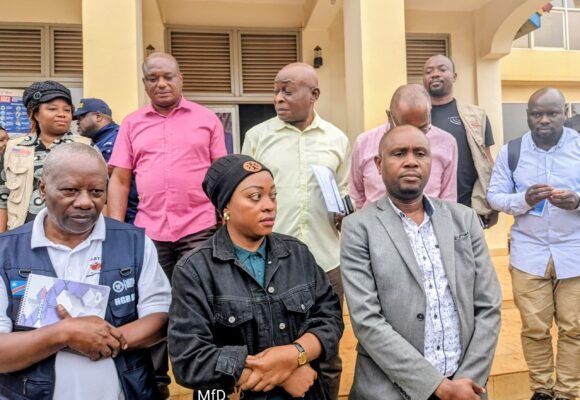 1000862201 BUTEMBO : l’équipe de la riposte venue de Kinshasa à l’écoute des résistances communautaires face à Ebola.