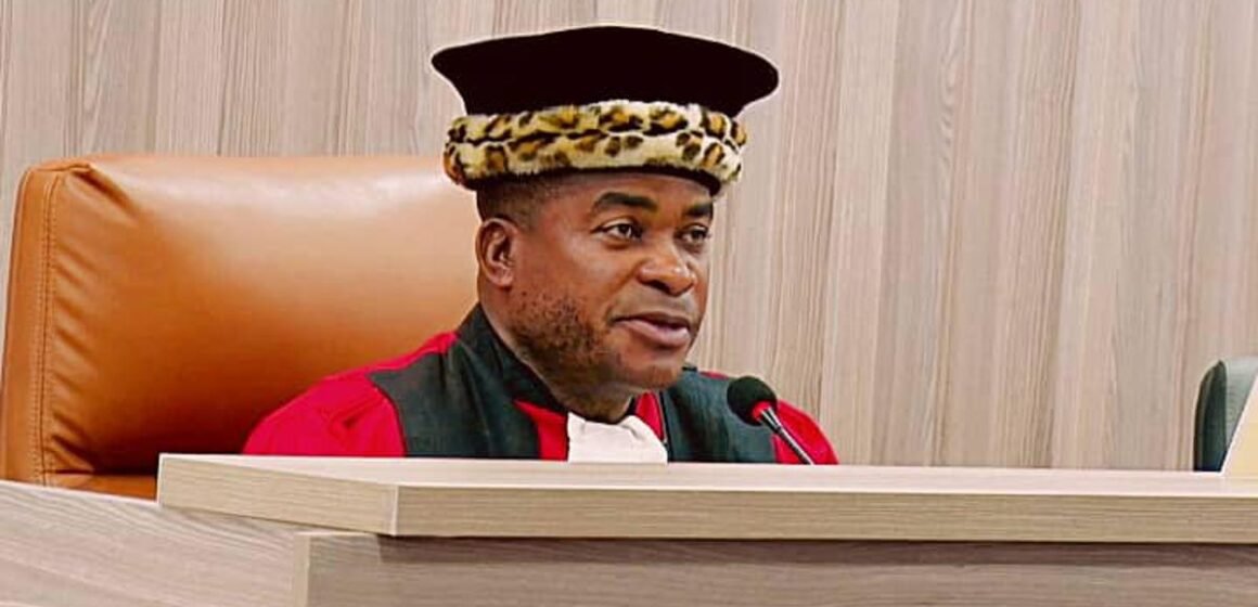 1000870722 RDC, Le Président Dieudonné Kamuleta donne une leçon inédite et chasse un tambourineur dans la salle d’audience pour délit d’audience.