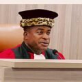 RDC, Le Président Dieudonné Kamuleta donne une leçon inédite et chasse  un tambourineur dans la salle d&rsquo;audience pour délit d&rsquo;audience.
