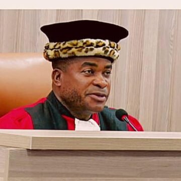 RDC, Le Président Dieudonné Kamuleta donne une leçon inédite et chasse  un tambourineur dans la salle d&rsquo;audience pour délit d&rsquo;audience.