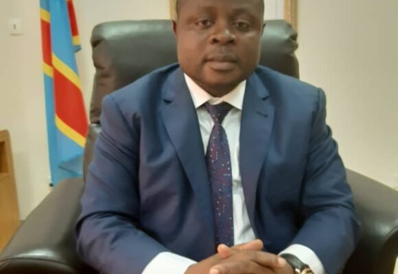 1000872805 Risposte contre Ebola : L’hon André Lite salue l’arrivée d’équipements à Wamba et réclame la prise en charge des soignants.