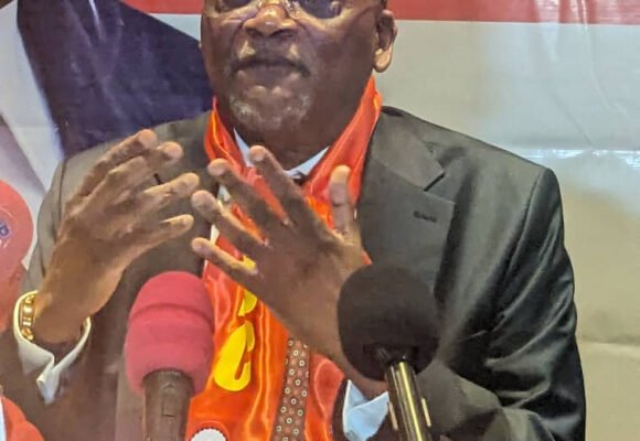 Bahizi Otto AFDC : Otto Bahizi s’en prend à Bahati Lukwebo et dénonce une gestion familiale du partiMais Pourquoi alors impliquer Kao Mandungu, le conseiller du chef de l’État.