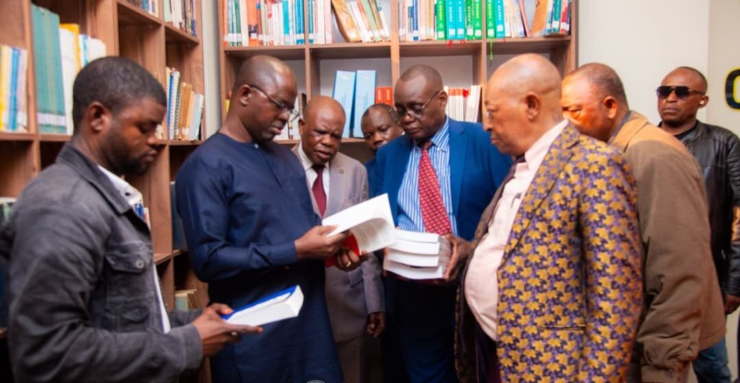 VACANCES PARLEMENTAIRES : APRÈS UN ÉCHANGE AVEC LE COMITÉ DE GESTION, LE PROF. ISAAC J.C. TSHILUMBAYI FAIT UN DON À LA BIBLIOTHÈQUE DE L&rsquo;UNIVERSITÉ DE KANANGA.