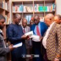 VACANCES PARLEMENTAIRES : APRÈS UN ÉCHANGE AVEC LE COMITÉ DE GESTION, LE PROF. ISAAC J.C. TSHILUMBAYI FAIT UN DON À LA BIBLIOTHÈQUE DE L&rsquo;UNIVERSITÉ DE KANANGA.