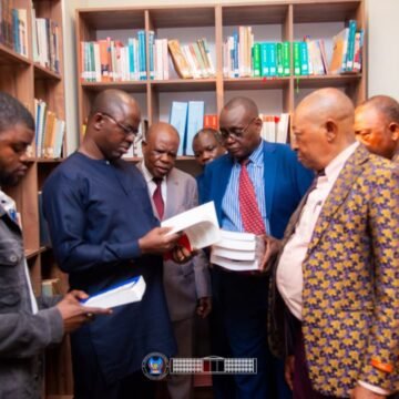 VACANCES PARLEMENTAIRES : APRÈS UN ÉCHANGE AVEC LE COMITÉ DE GESTION, LE PROF. ISAAC J.C. TSHILUMBAYI FAIT UN DON À LA BIBLIOTHÈQUE DE L&rsquo;UNIVERSITÉ DE KANANGA.