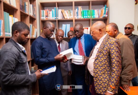 IMG-20260822-WA0065 VACANCES PARLEMENTAIRES : APRÈS UN ÉCHANGE AVEC LE COMITÉ DE GESTION, LE PROF. ISAAC J.C. TSHILUMBAYI FAIT UN DON À LA BIBLIOTHÈQUE DE L’UNIVERSITÉ DE KANANGA.
