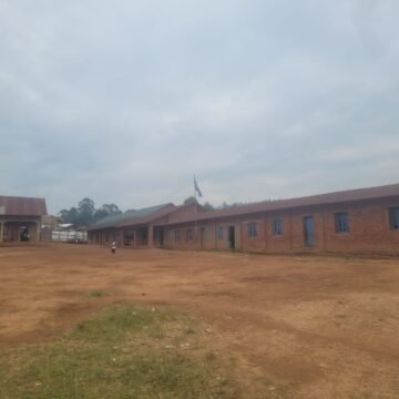 1000923189 Nord-Kivu : des enfants étudient sous la menace des groupes armés.