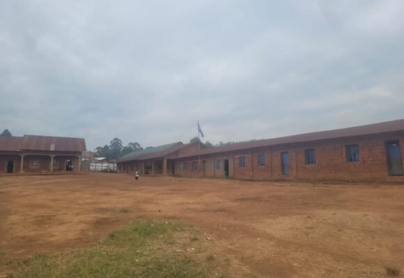 1000923189 Nord-Kivu : des enfants étudient sous la menace des groupes armés.