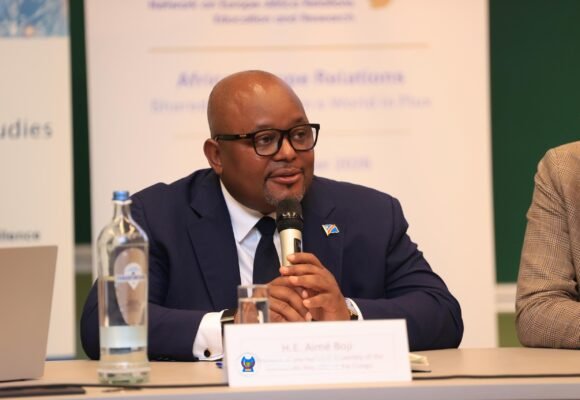 DIPLOMATIE PARLEMENTAIRE : DE LA COMMISSION DE L’UE À  KU LEUVEN; AIMÉ BOJI FAVORABLE À UN PARTENARIAT AFRIQUE-EUROPE AU SERVICE DE LA PAIX ET DU DÉVELOPPEMENT.